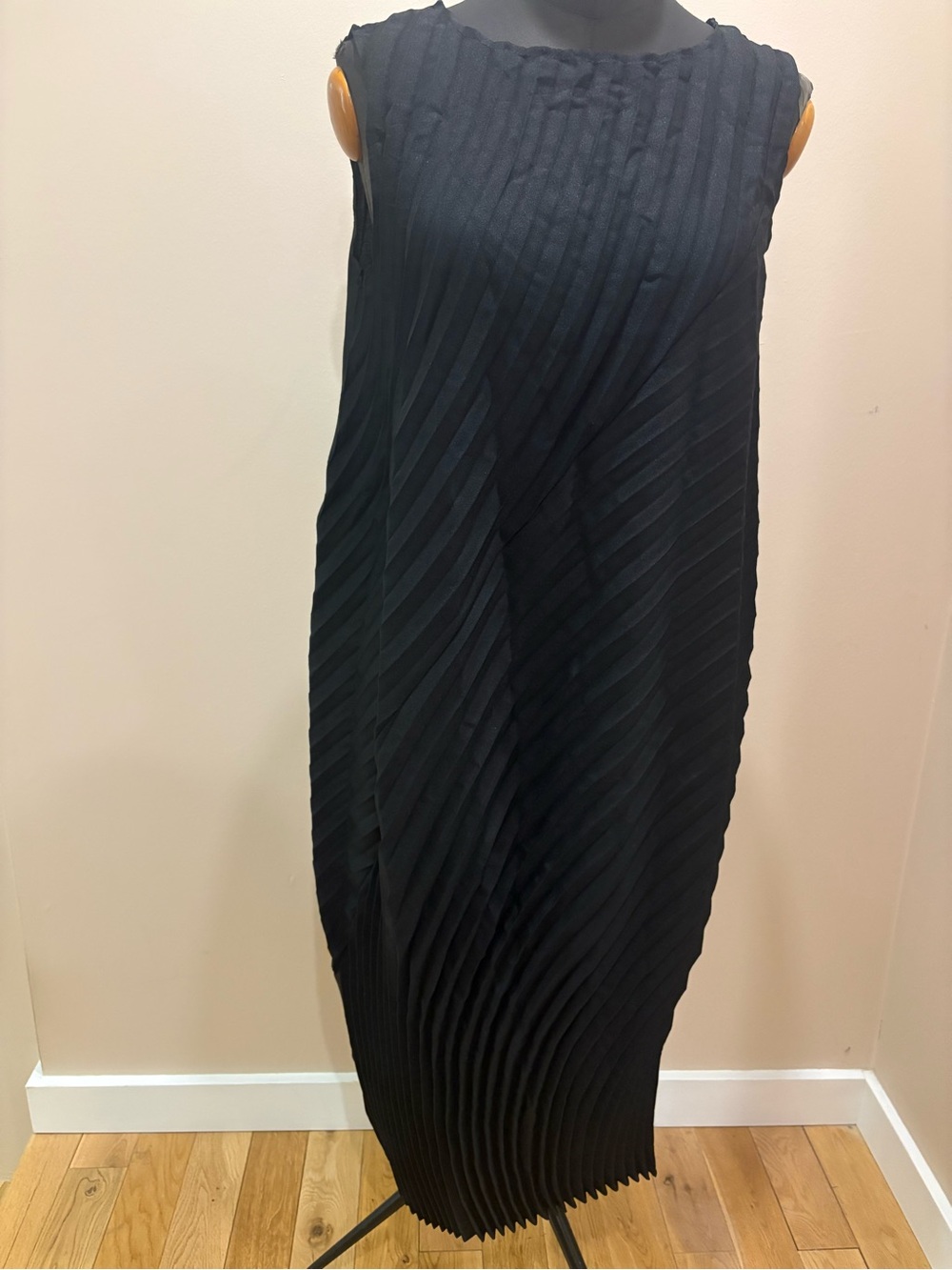 Brand new Black hand Pleated finger print Midi dress